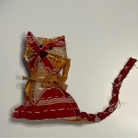 Handcrafted Kantha Cat Family Folk Art Decor Set with 7” Kantha “Rug” - Picture 7 of 15